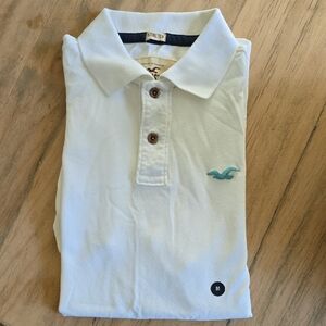 Hollister Men's White Polo Shirt. Aqua Logo On Chest. Stretch Fit. Mens Medium